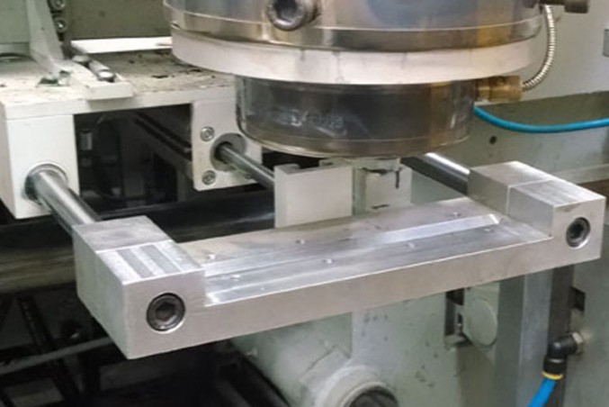 Faca Corte Solda do Parison Faca Corte Solda do Parison instalada em máquina sopradora
